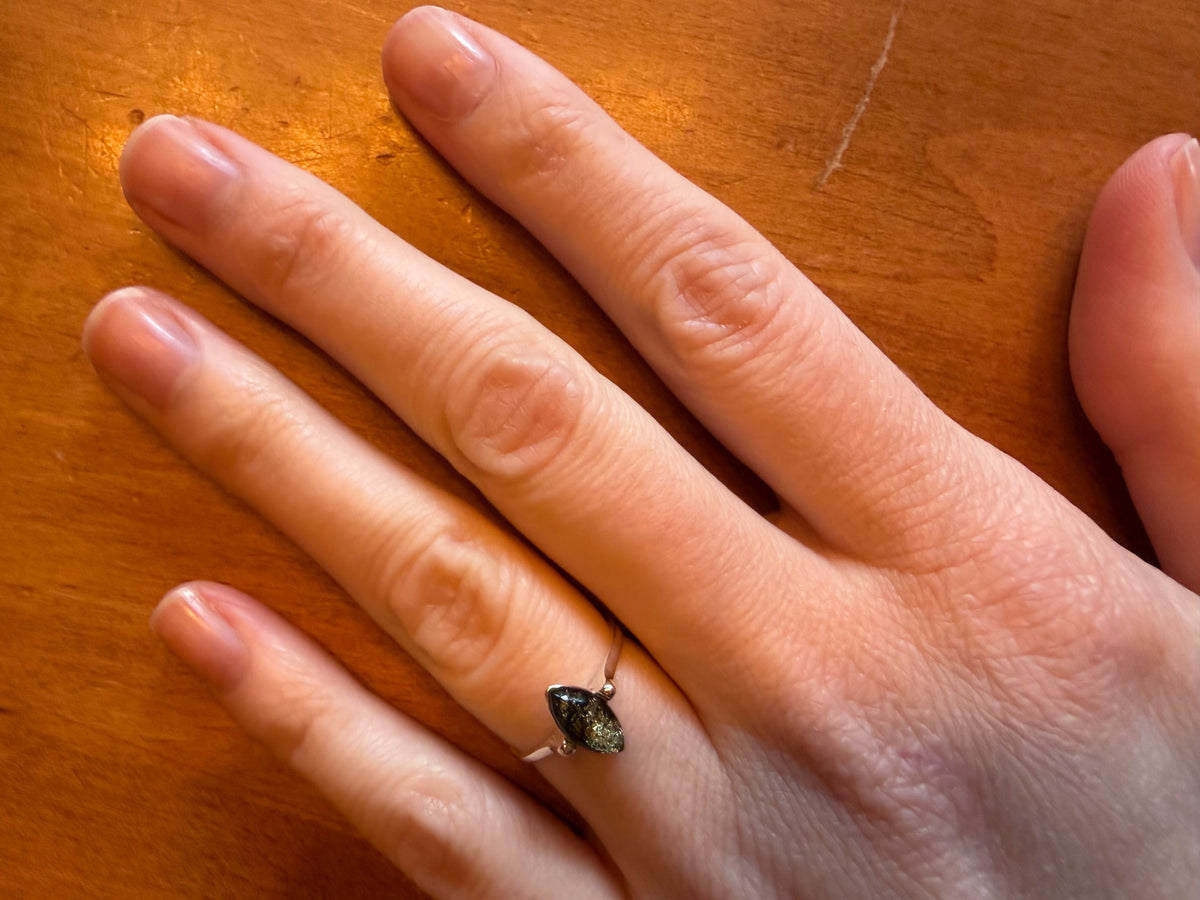 Bague délicate en argent 925 avec ambre vert