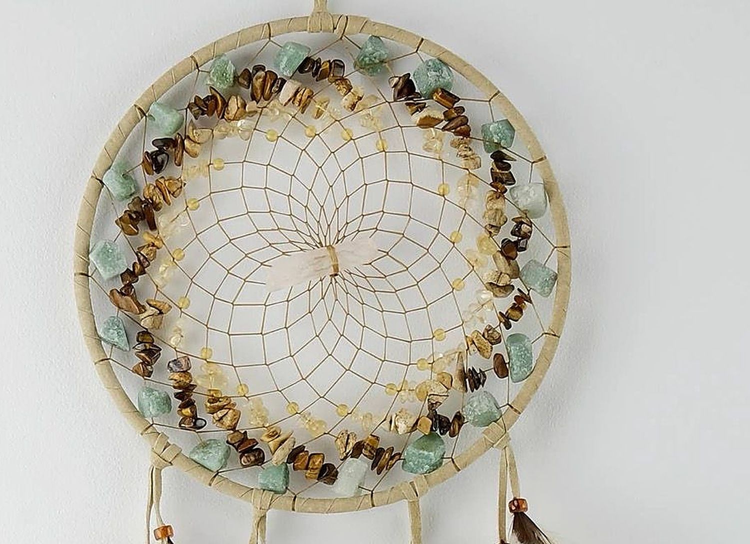 Attrape-rêves beige de 15 cm avec pierres semi-précieuses